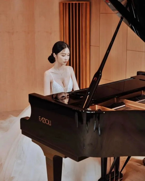 비키니 모델 부업하는 피아니스트