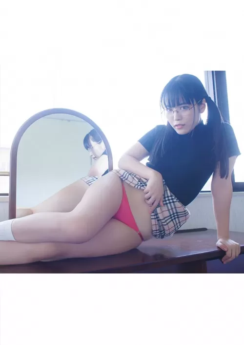 어깨를 두드리면~팬티를 보여줘라